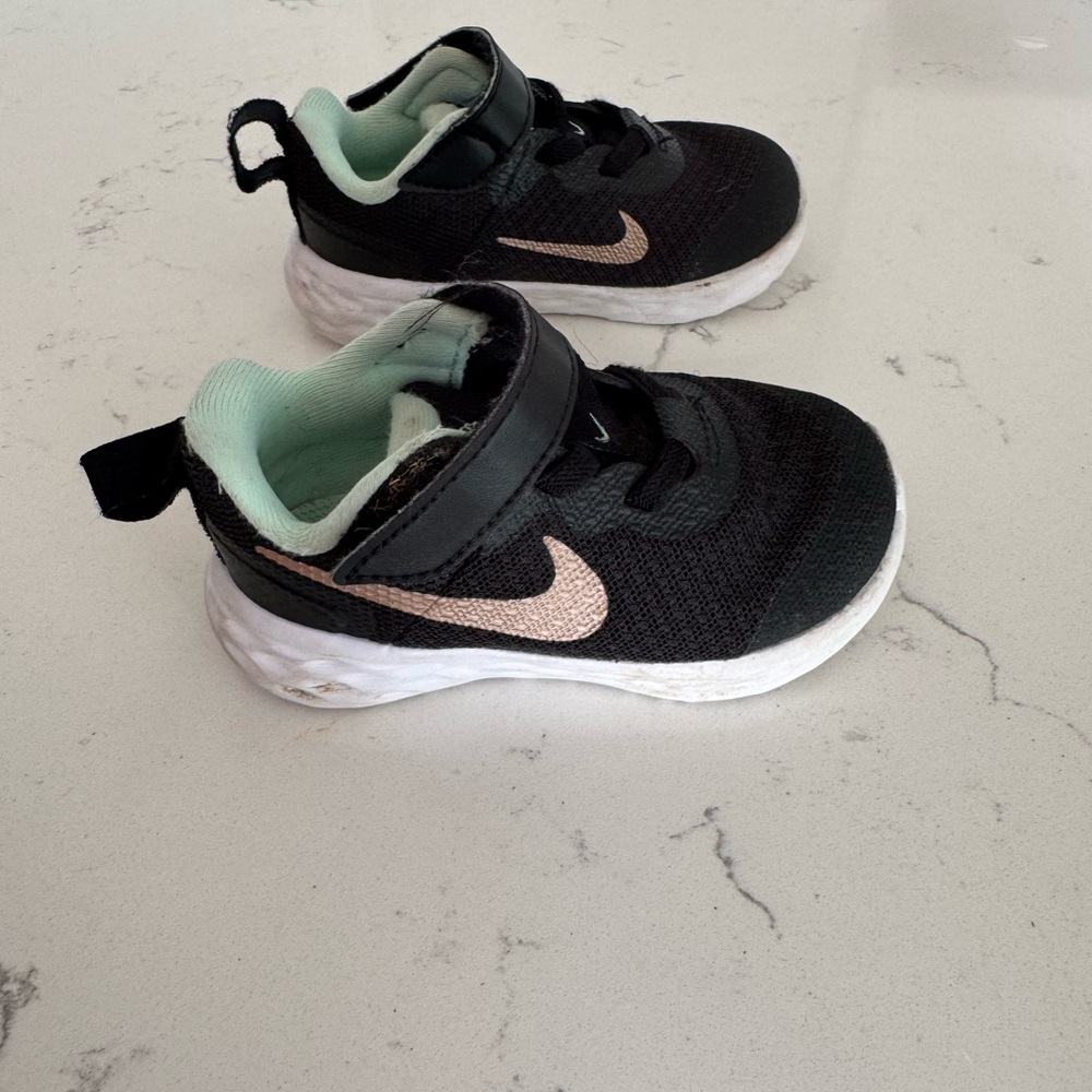 TODDLER NIKE SNEAKER SHOES SIZE 5C